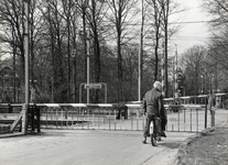 169401 Gezicht op de spoorwegovergang in de Stationsstraat te Ermelo.